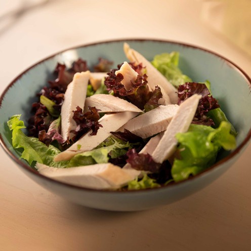 Svježa lisnata salata s pečenim pilećim fileom za 2 osobe (500 g)